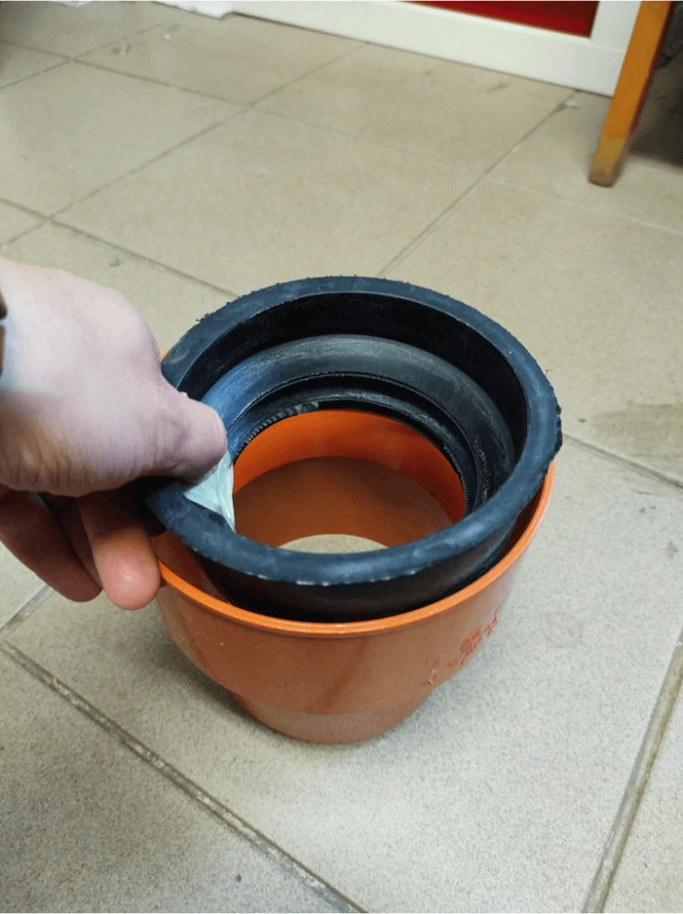 KGUG přechodka PVC (KG, HT) DN 110 na hladký konec litinové trubky DN 100 bez těsnění (SN 4 + SN 8)