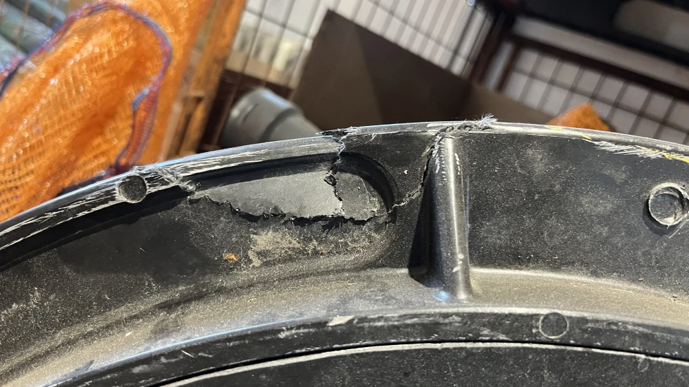 POŠKOZENÝ KUS - Poklop kompozitní DN 600/A15 do 1,5t (pochozí) pro vlnovec Axedo 600