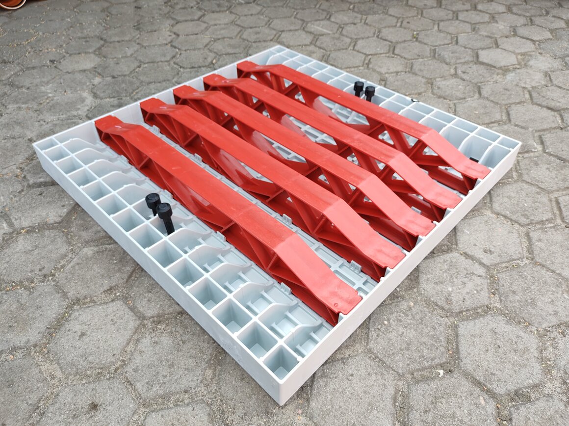 Mondial plastový plný poklop se dvěma madly pro rám 700x700 mm do 12,5 t