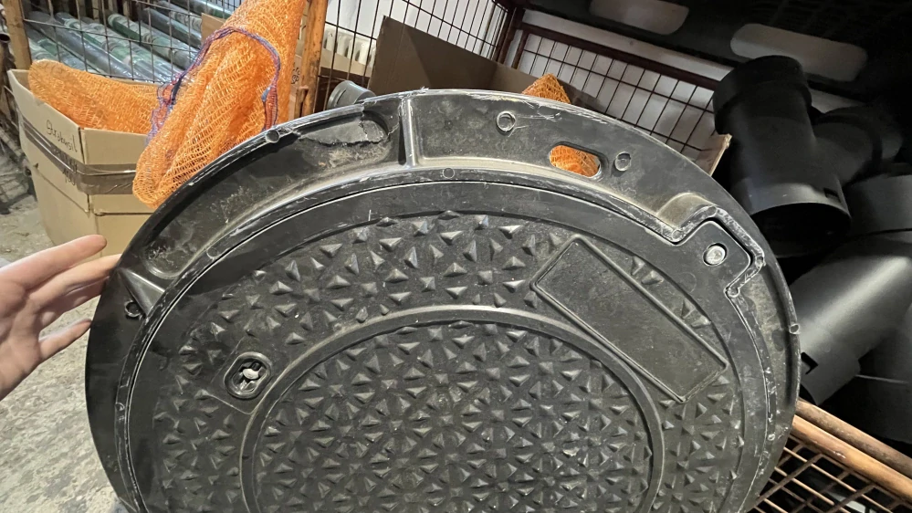 POŠKOZENÝ KUS - Poklop kompozitní DN 600/A15 do 1,5t (pochozí) pro vlnovec Axedo 600